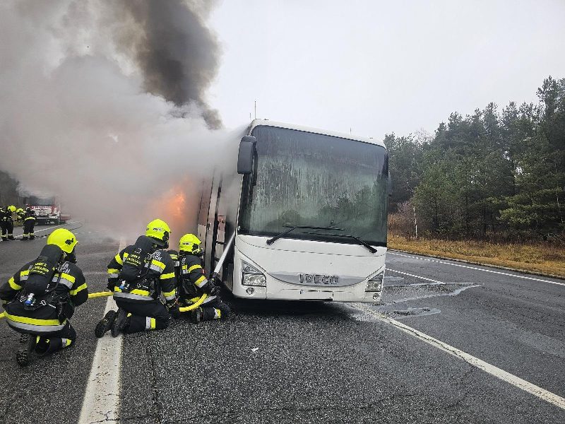 Reisebusbrand auf der Autobahn (Bild 2)